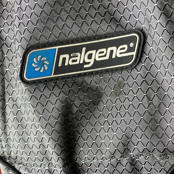 Nalgene red and black day use hiking bag - Picture 6 of 6